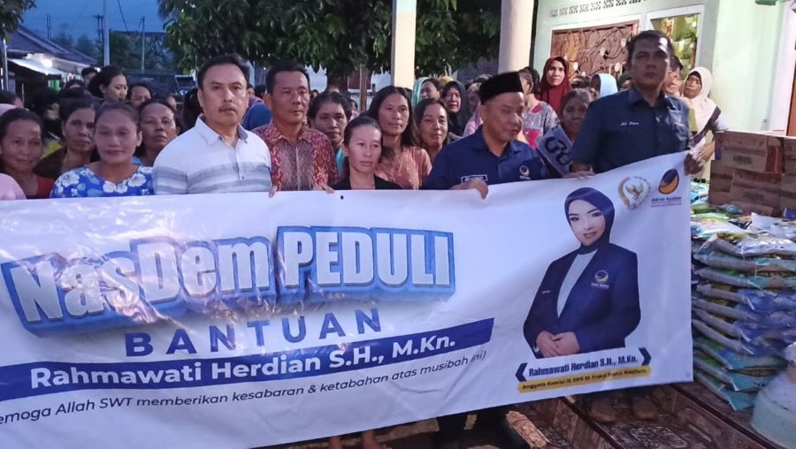 Rahmawati Herdian Salurkan Bantuan untuk Korban Banjir Tanggamus